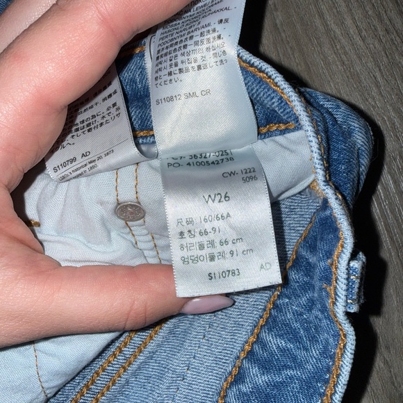 Levi's Classic Blue Denim Frayed Shorts - Picture 3 of 3